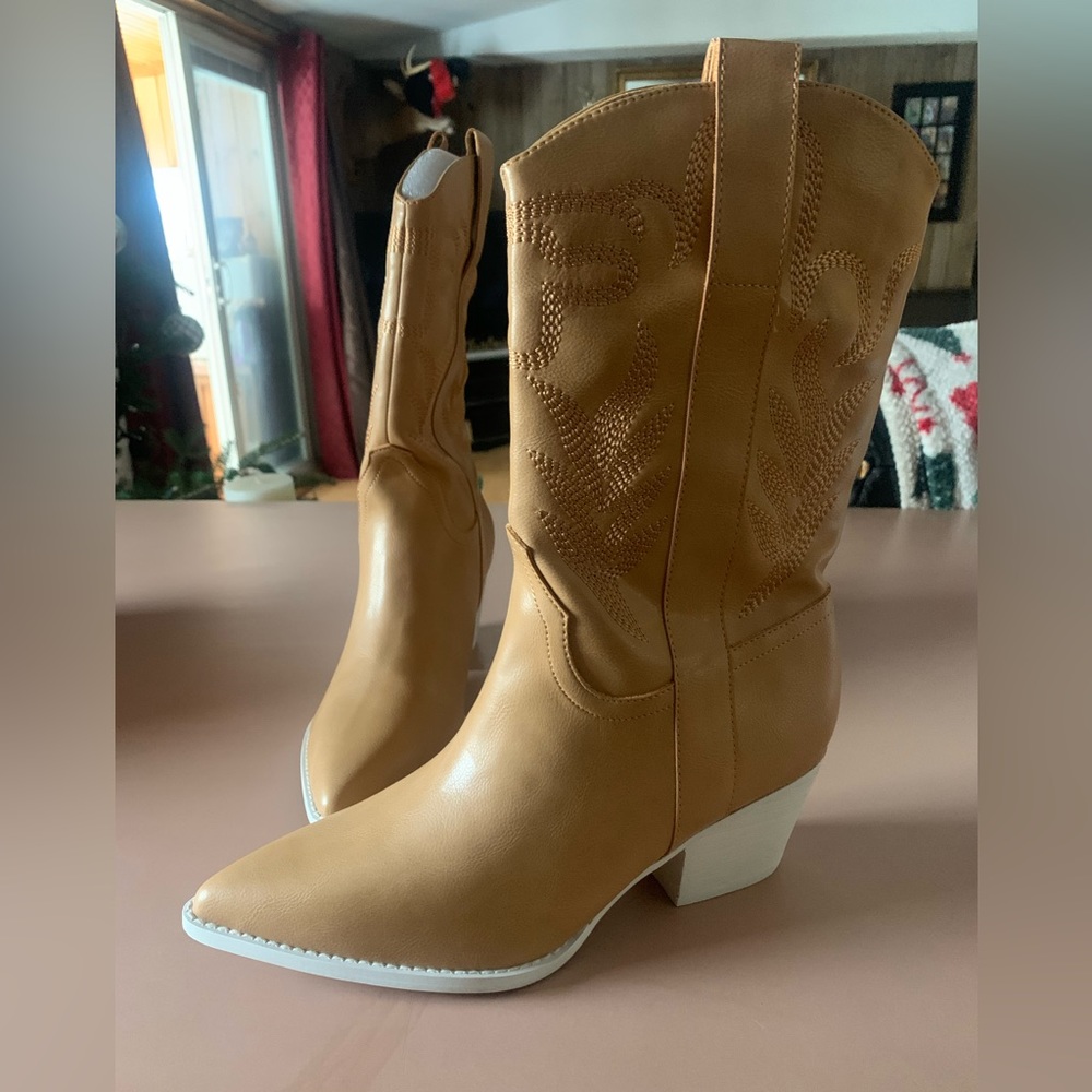 NEW: Women’s Western/Cowboy Boots Size 8.5. Originally $89.95!!